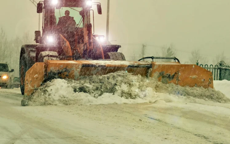 Snow-removal equipment clearing a site in the Estrie region